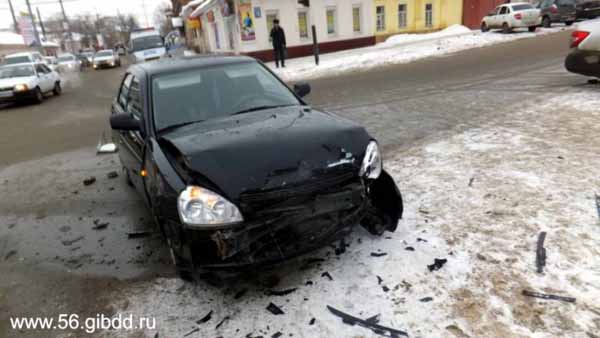 Приора черный попал на аварию