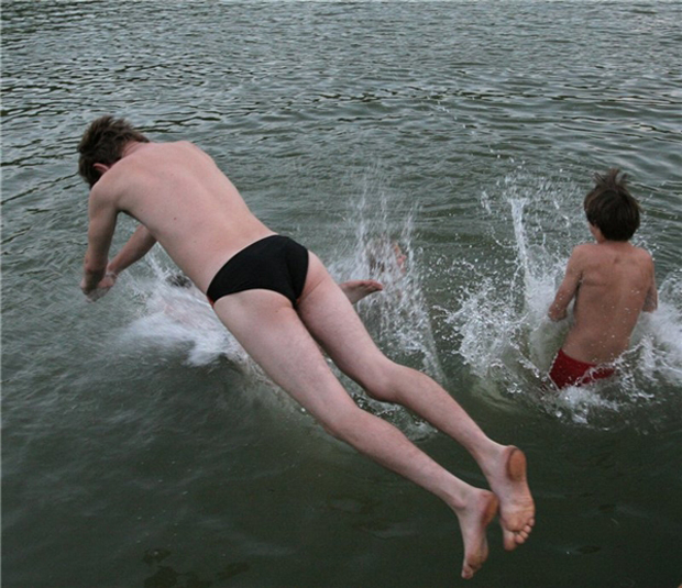 Снимай трусы купаться. Мальчики в плавках купаются. Мальчишки купаются в озере. Мальчишки на речке. Пацаны купаются.